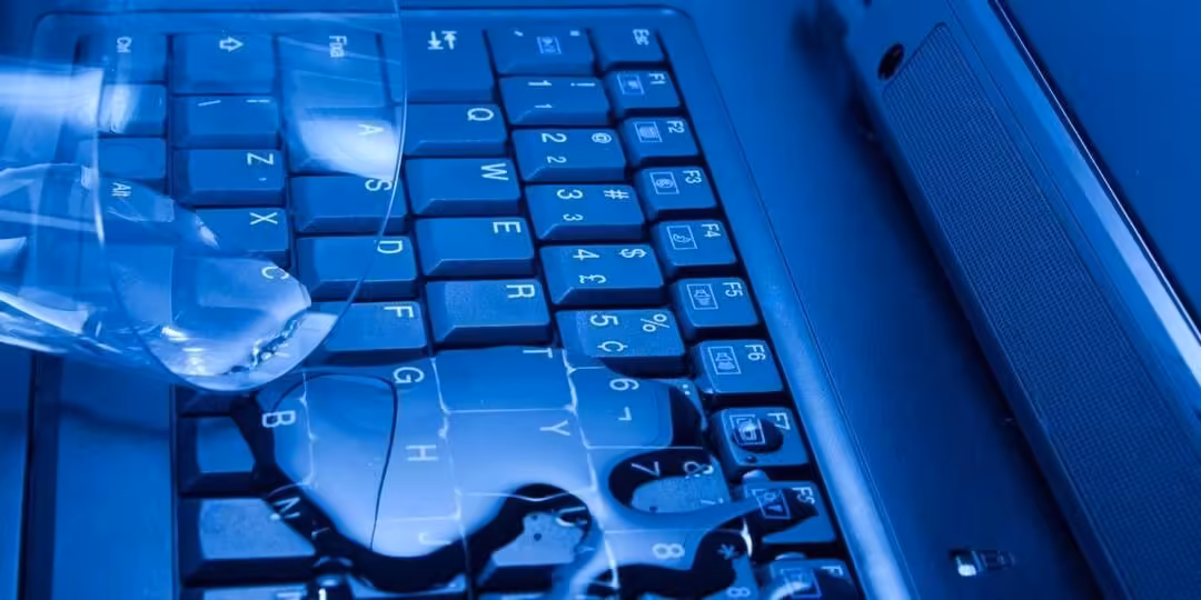 Laptopa Çay veya Su Döküldüğünde Yapılması Gereken İlk 4 Müdahale